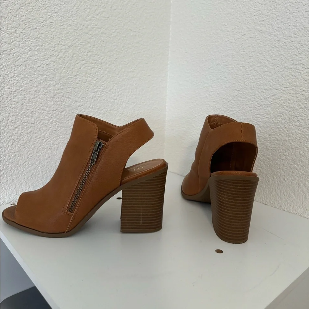 Open toe booties - Picture 3 of 5